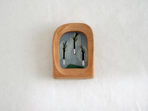 Front view of a soft arched wood frame, featuring a wide organic silhouette and smooth hand-sculpted texture.