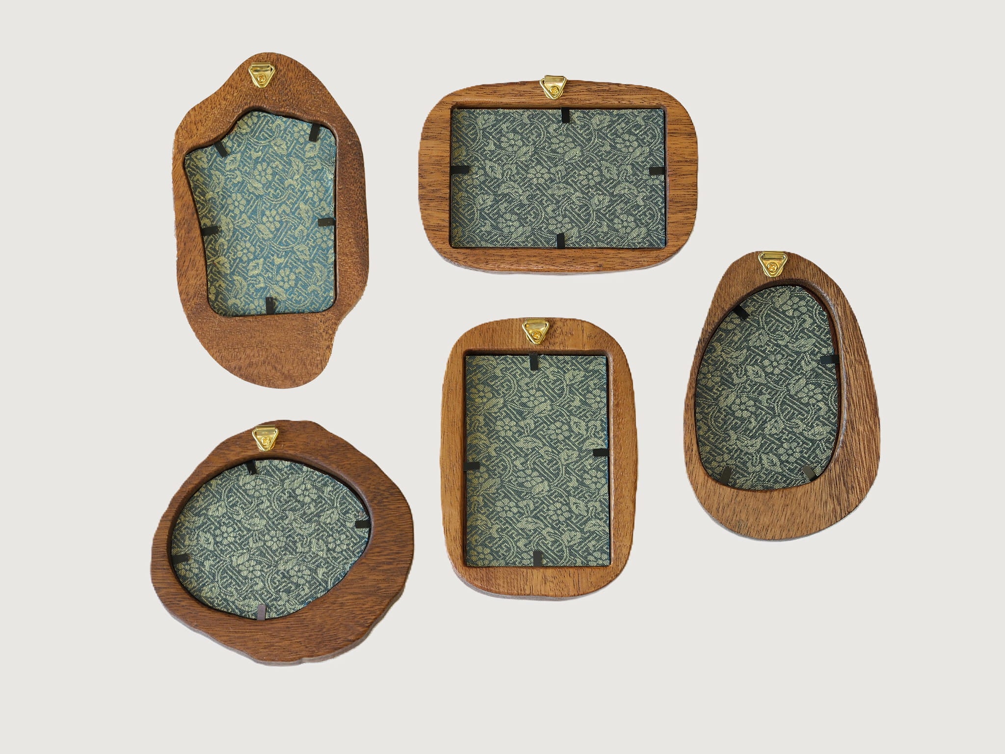 Handgefertigtes Massivholz-Bilderrahmen-Set aus Nussbaumholz mit Kunstwerken zum Aufhängen an der Wand