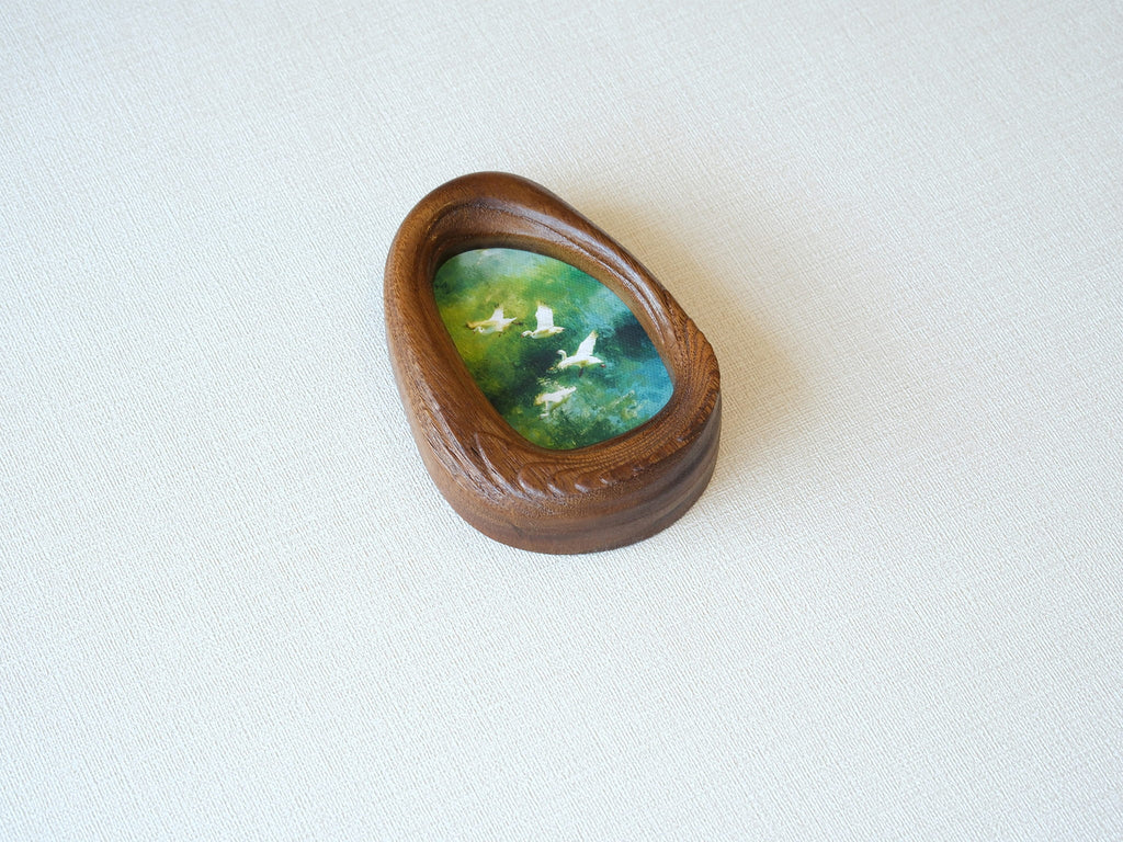 Angled view of the waterdrop-shaped solid wood frame, highlighting the natural grain patterns and the elegant curves of the hand-carved pebble silhouette.
