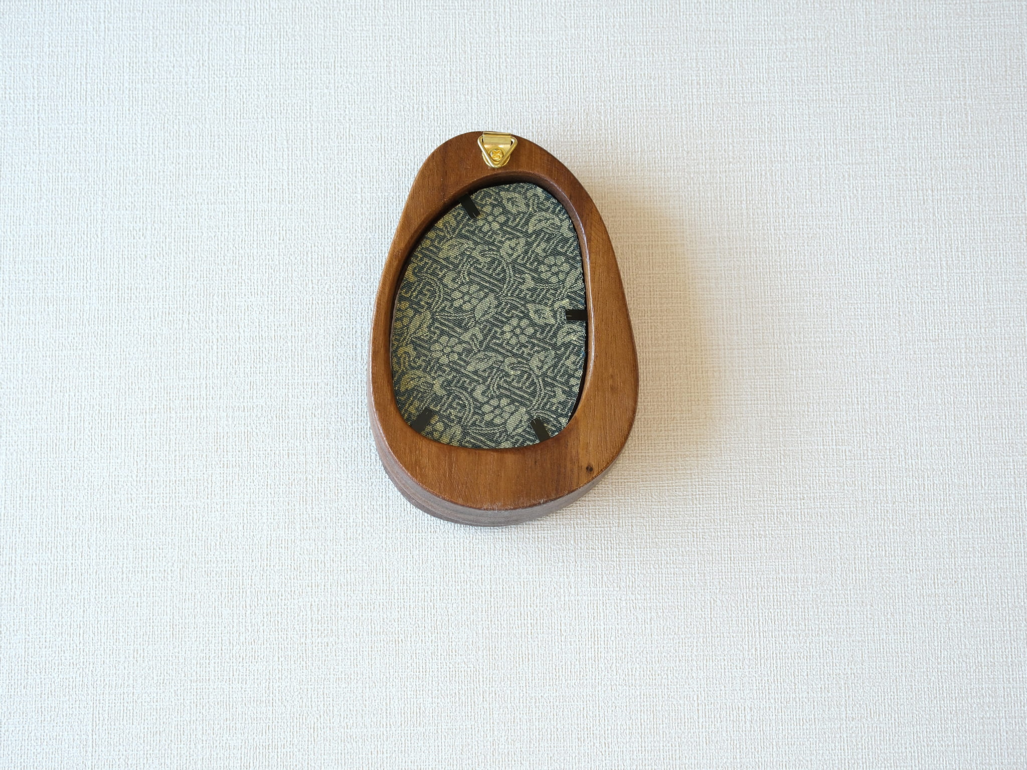 Rear view of the Waterdrop solid wood frame, showcasing its organic pebble-like profile and the integrated gold hanger for easy wall mounting.