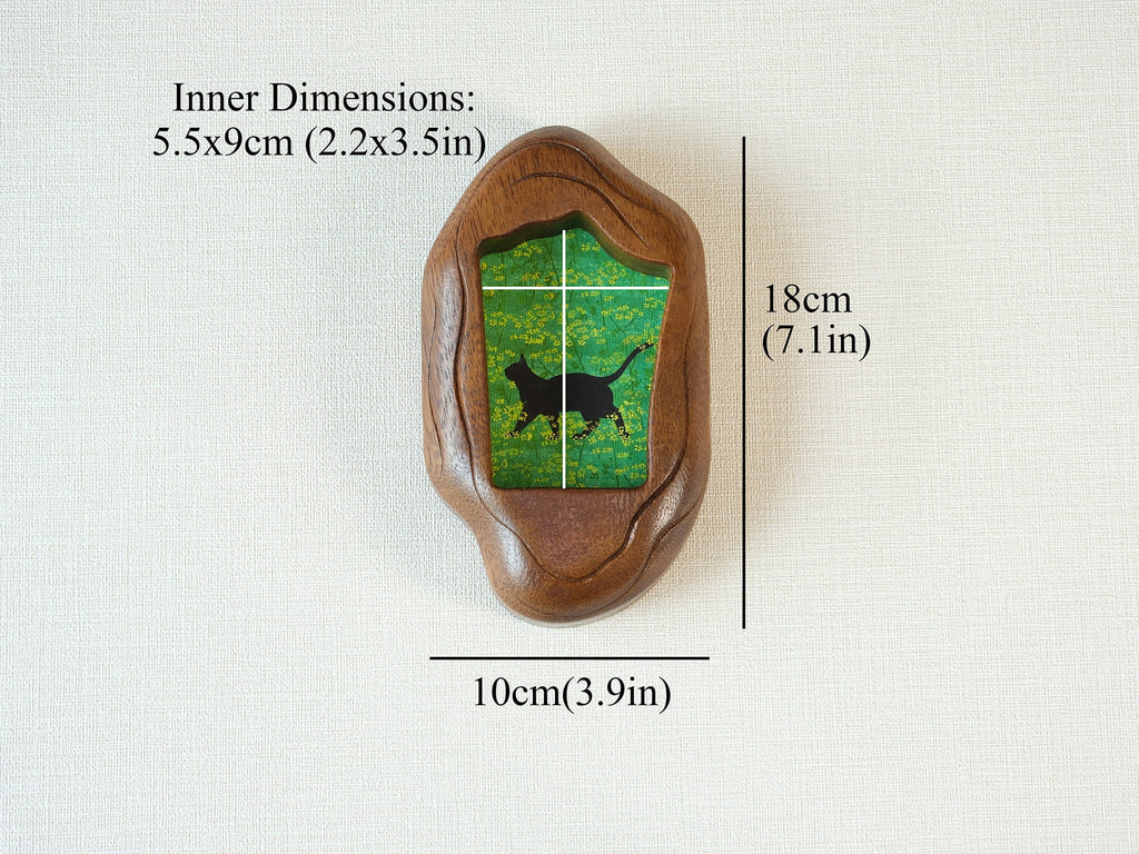 Handgefertigtes Massivholz-Bilderrahmen-Set aus Nussbaumholz mit Kunstwerken zum Aufhängen an der Wand