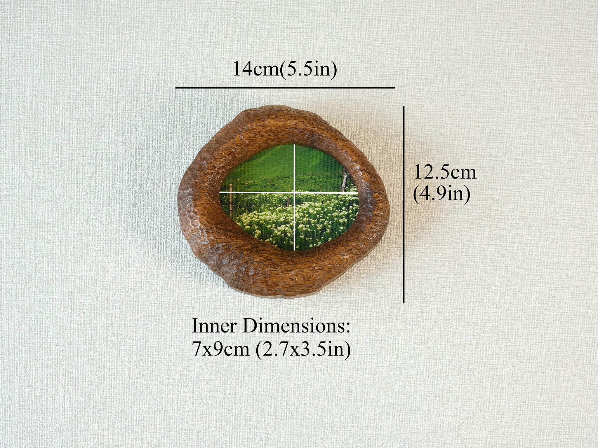 Handgefertigtes Massivholz-Bilderrahmen-Set aus Nussbaumholz mit Kunstwerken zum Aufhängen an der Wand