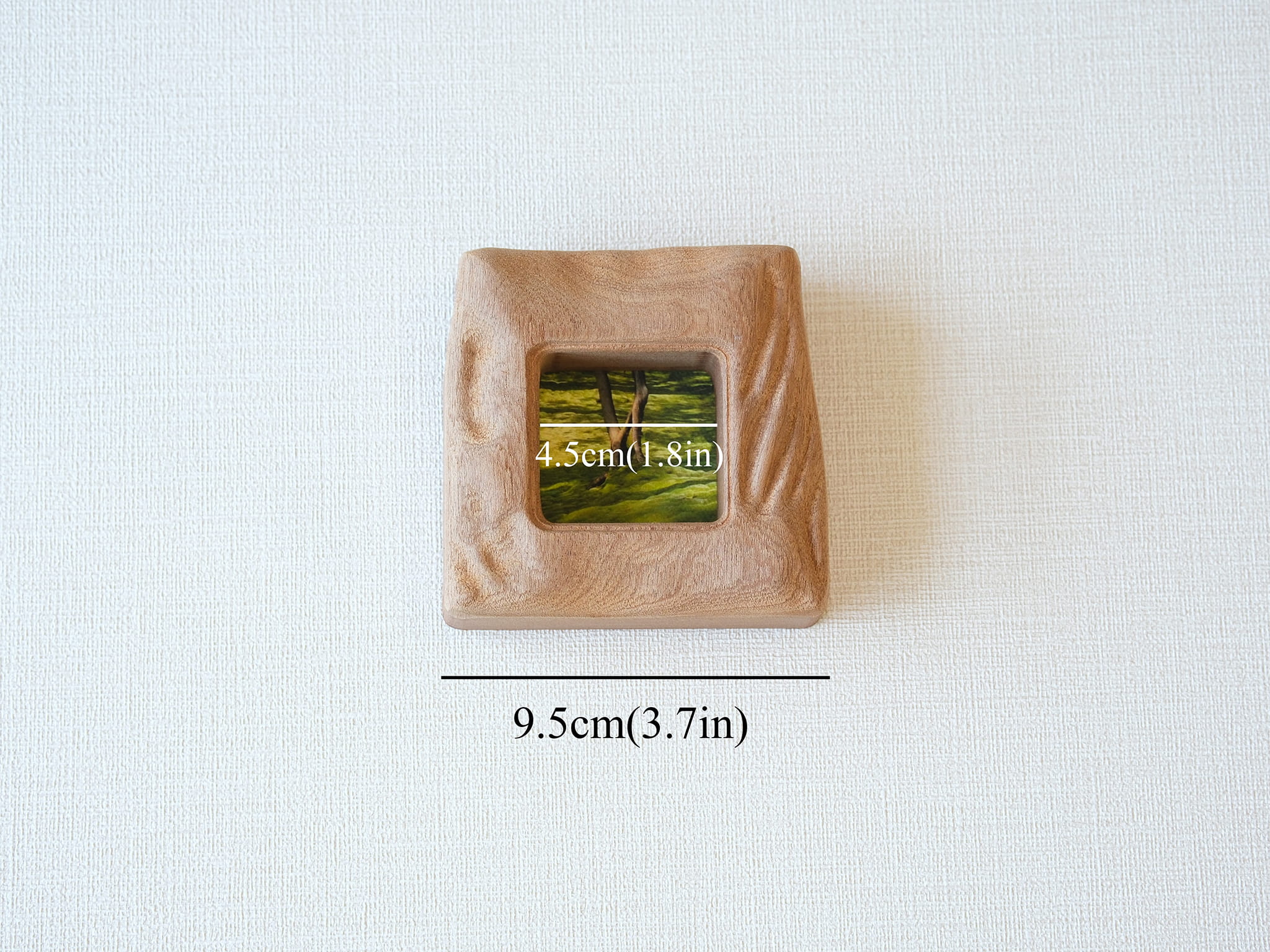 A top-down size guide for the mini solid wood frame, indicating an outer width of 9.5cm (3.7in) and an inner display window of 4.5cm (1.8in). The dimensions highlight the compact, "palm-sized" nature of this artisanal piece.