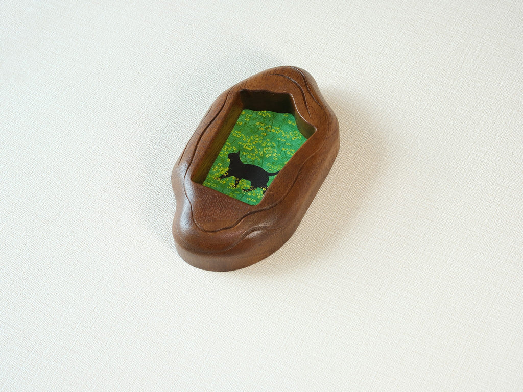 An angled overhead view of the irregular organic solid wood frame, highlighting its thick, flowing contours and the handcrafted grooves on the timber surface.