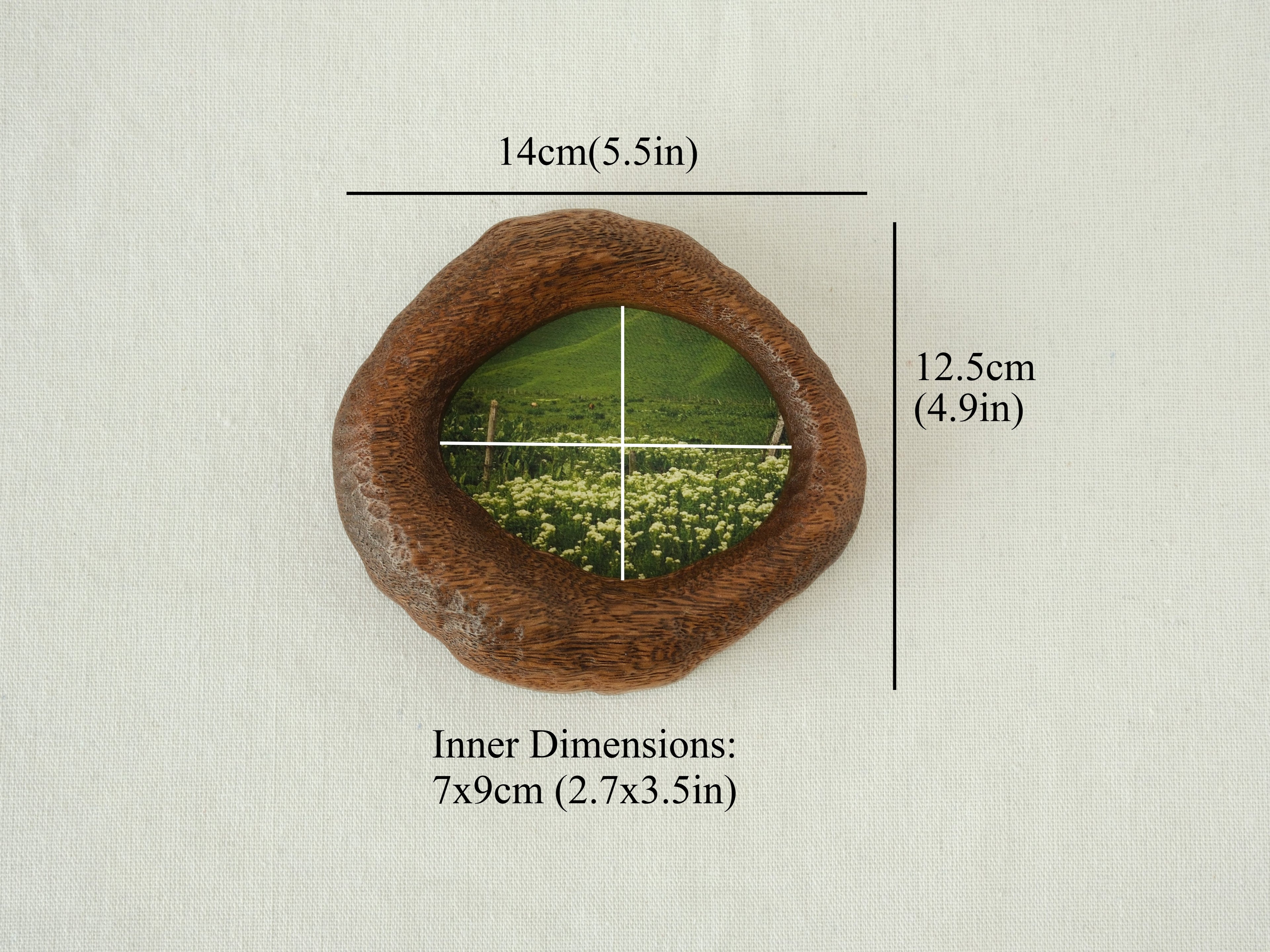 Size chart for the lake-shaped organic wood frame, specifying external dimensions of 14x12.5cm (5.5x4.9in) and inner artwork dimensions of 7x9cm (2.7x3.5in).